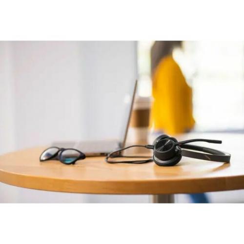 Poly Voyager 4320 USB C With Charge Stand Headset Alternate-Image1/500