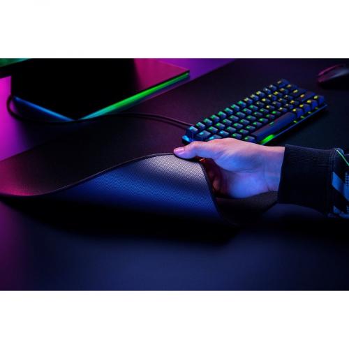 Razer Strider   Large Hybrid Mouse Mat With A Soft Base And Smooth Glide Alternate-Image2/500